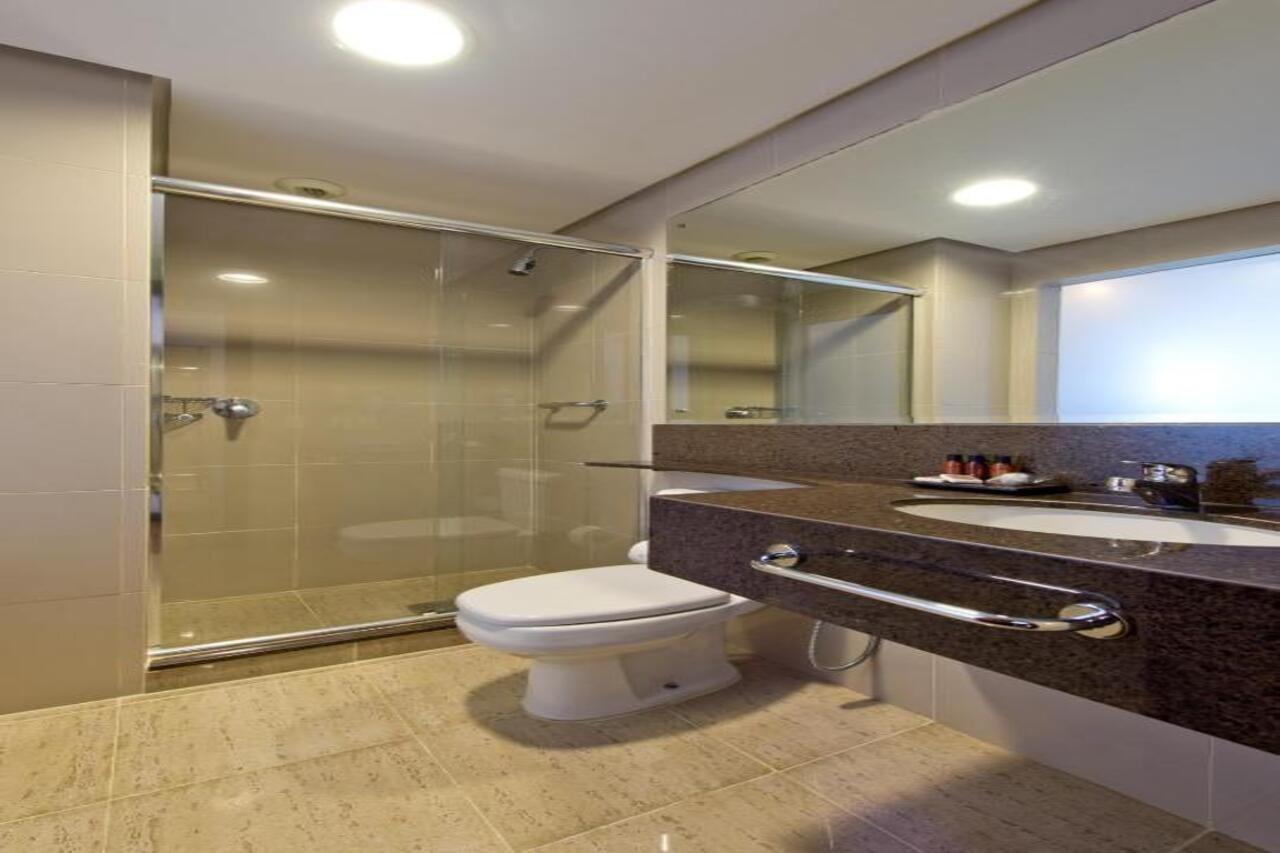 Florianópolis Majestic Palace Hotel מראה חיצוני תמונה A modern bathroom