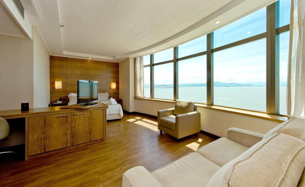 Florianópolis Majestic Palace Hotel מראה חיצוני תמונה A suite at the hotel