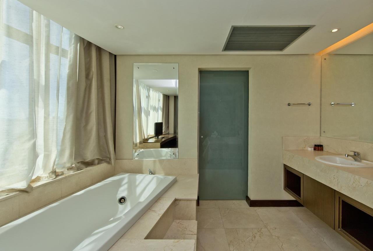 Florianópolis Majestic Palace Hotel מראה חיצוני תמונה A bathroom with a shower door