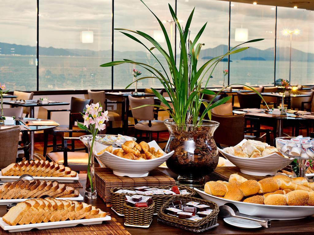 Florianópolis Majestic Palace Hotel מראה חיצוני תמונה A buffet at a hotel